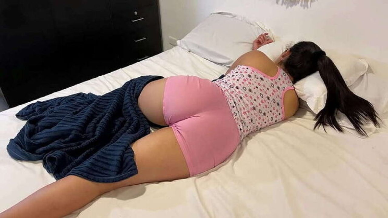 Uyandırdığı Genç Kızı Boşaltana Kadar Sikti