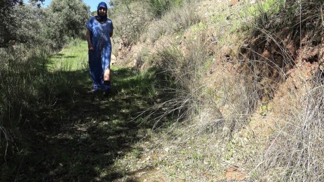 Türbanlı Ev Hanımını Tarlada Yakalayıp Sikti